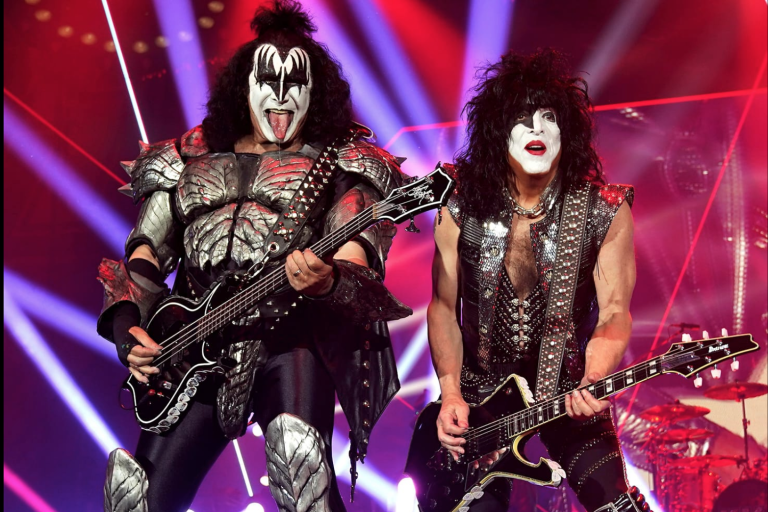 Vende Kiss su catálogo musical y prepara película