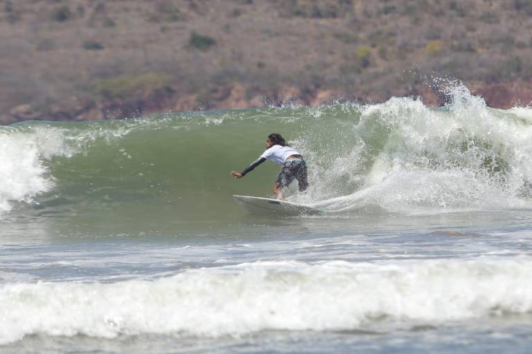 Surfistas mazatlecos salen este domingo en busca de boleto al estatal
