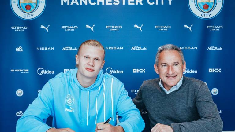 Erling Haaland ya estampó su firma con el Manchester City.