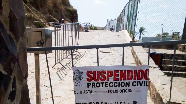 Colocan sellos de suspensión en el acceso al faro de Mazatlán, donde este sábado murió un turista por un paro cardiorrespiratorio.