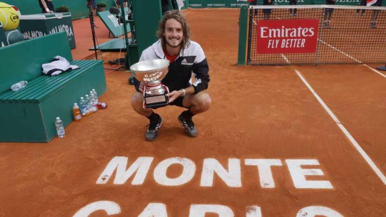 Stefanos Tsitsipas, con su trofeo de campeón en Montecarlo.