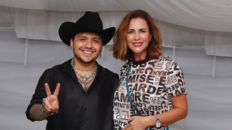 Rosy Fuentes de Ordaz junto a Christian Nodal, previo a su presentación.