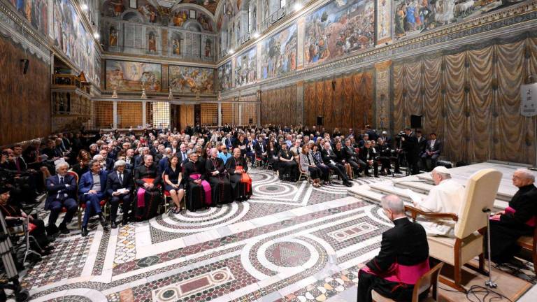 El Papa Francisco recibe a 200 artistas en la Capilla Sixtina.