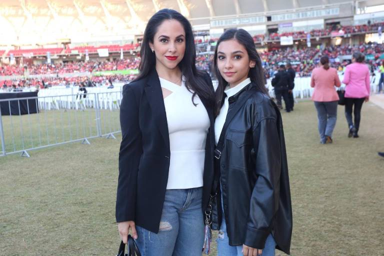 Scarleth I, Reina Infantil del Carnaval de Mazatlán 2022, recibe su corona