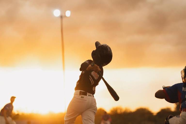 Explota ofensiva de Tomateritos para vencer a Lanzadores del Futuro