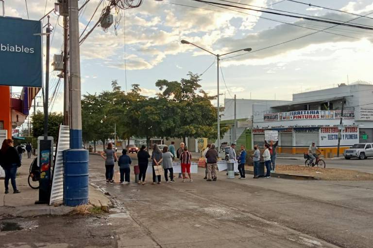Bloquean la Avenida Santa Rosa para pedir solución a fuga de aguas negras