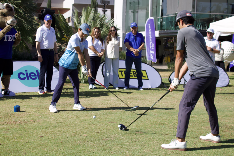 Dan golfistas un swing por la educación en el Torneo de Golf Exatec Blue Open