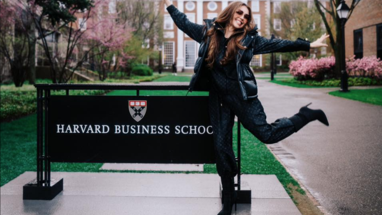 Thalía es invitada por la Universidad de Harvard a impartir una conferencia.