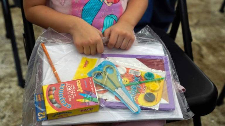 Los alumnos de educación básica de Sinaloa podrán recibir su dotación de uniformes y útiles escolares gratuitos por parte del Gobierno estatal.
