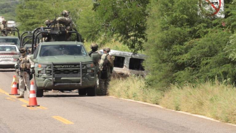 Elementos del Ejército y la Guardia Nacional acudieron a la zona del enfrentamiento en la carretera Mazatlán-Culiacán, donde un civil murió y otro resultó herido.