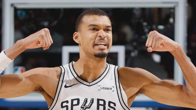 Victor Wembanyama se convierte en el ganador más joven del premio al Jugador Defensivo del Año, con 22 años de edad.