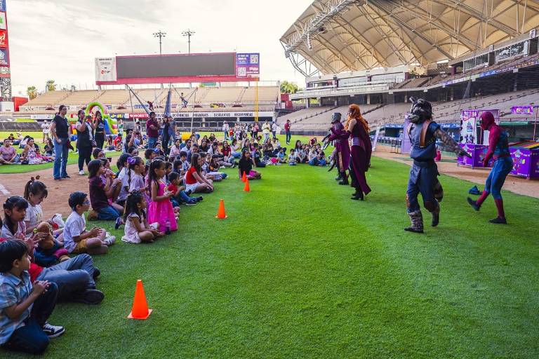 ¡Grand slam de felicidad! La Realeza Guinda celebra el Día del Niño en el Estadio Tomateros
