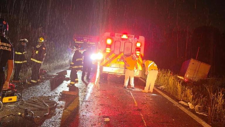 Una persona quedó prensada dentro de un automóvil tras un choque registrado durante la lluvia al norte de Mazatlán.