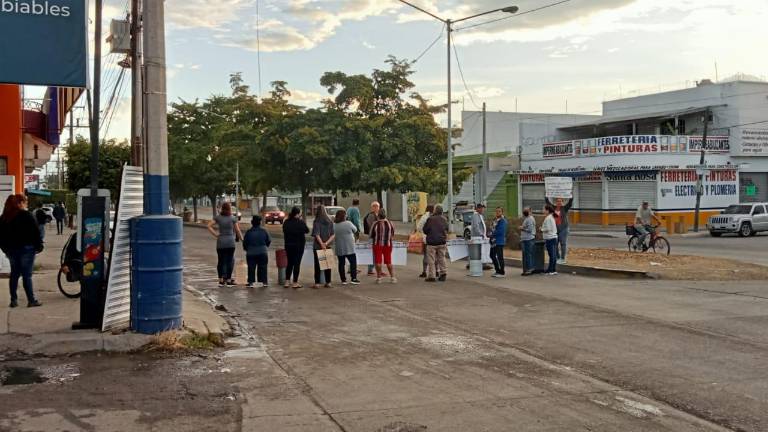 Un grupo de vecinos del Infonavit Jabalíes bloqueó por más de tres horas la Avenida Santa Rosa, esquina con Rigoberto Aguilar Picos, para exigir solución al problema de aguas negras que padecen desde hace tiempo.