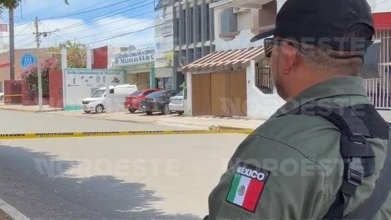 Sujetos armados atacan a balazos negocio en fraccionamiento Alameda de Mazatlán; hay un lesionado.