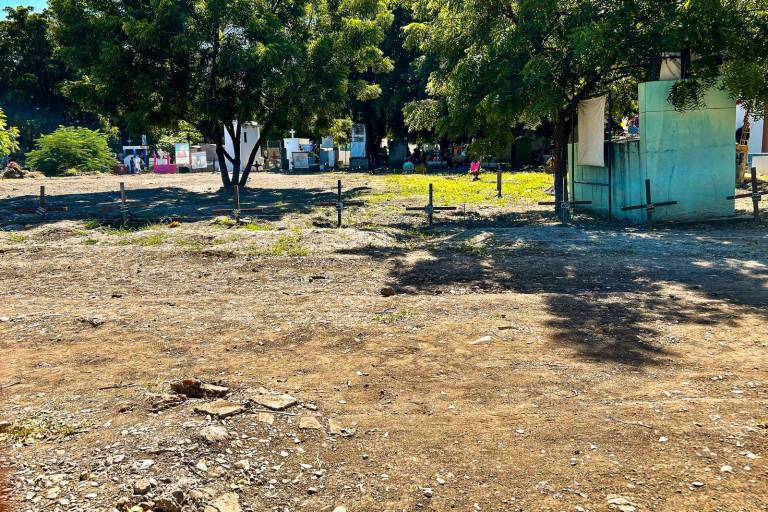 Mientras cientos de familias llenan de flores y música el Panteón 21 de Marzo en Culiacán, la fosa común permanece en silencio.