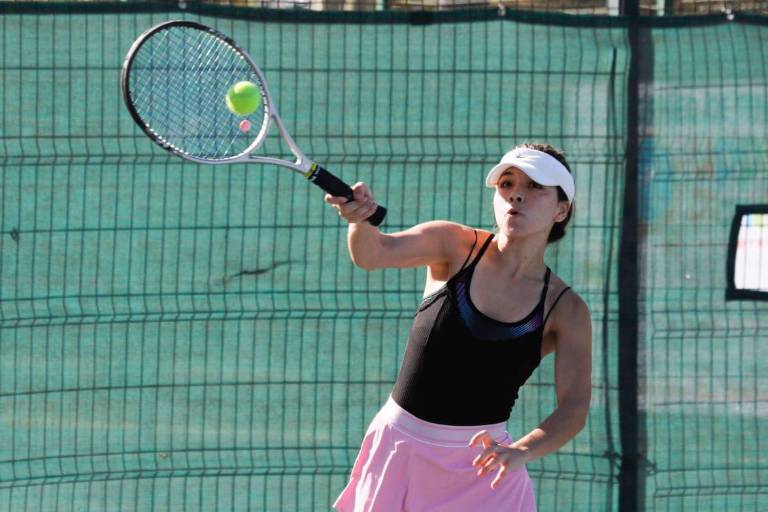 Karla Urías impone su clase en Torneo de Tenis de la Primavera