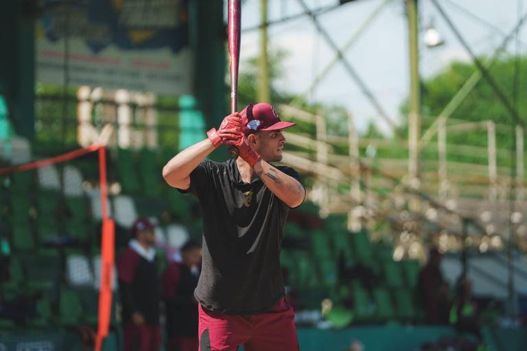 Albert Lara trabaja fuerte en su primer día como pelotero de Tomateros de Culiacán
