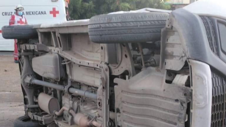 La camioneta terminó volcada sobre carriles contrarios tras impactar el camellón central.