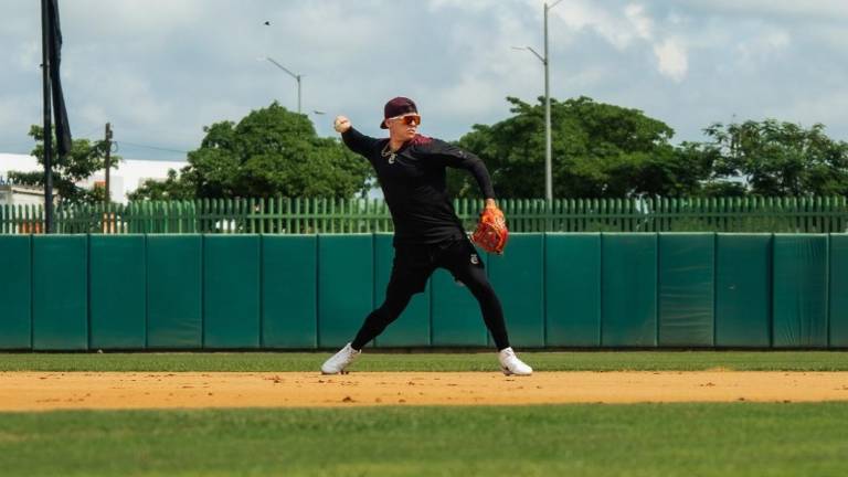 Ichiro Cano ya se pone a tono en el campamento de prácticas de Tomateros de Culiacán.