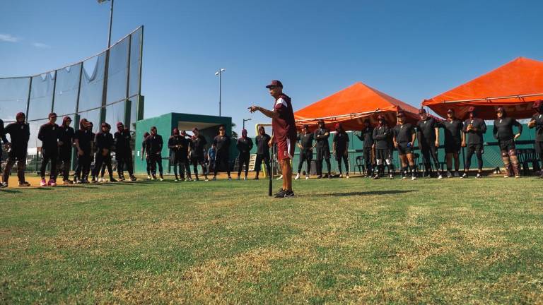 Lornezo Bundy charló con sus peloteros previo al inicio de la práctica de Tomateros de Culiacán.