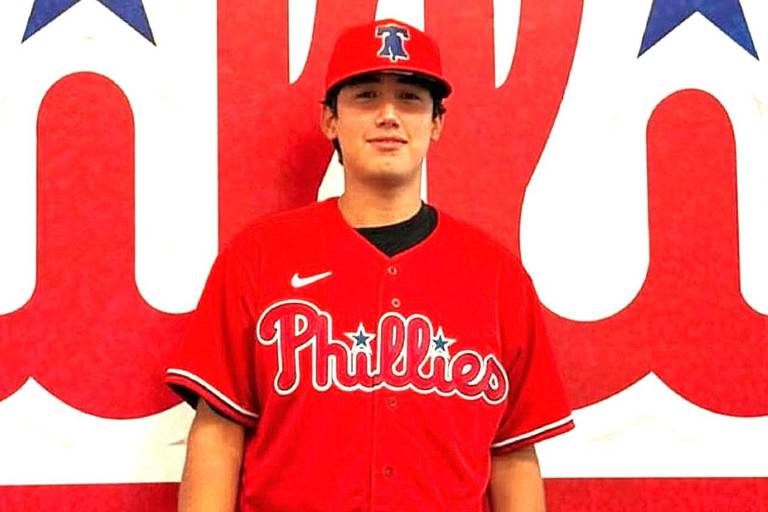 Culichi Jesús Iñaky Moreno firma con los Filis