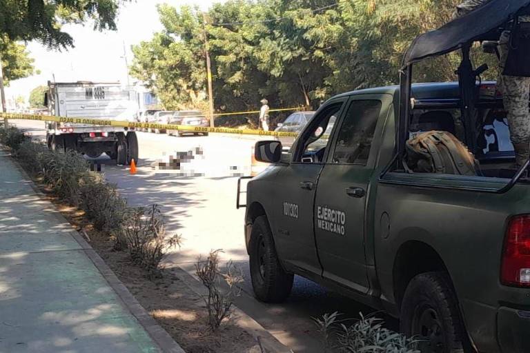 Joven motociclista muere tras chocar contra camión de volteo en el Fraccionamiento San Jorge, en Mazatlán