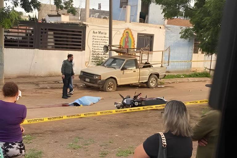 Motociclista muere tras chocar contra camioneta estacionada en el fraccionamiento Santa Teresa de Mazatlán