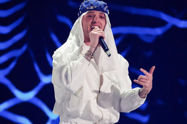 Decepciona Peso Pluma por su actuación en el Festival Fire Aid