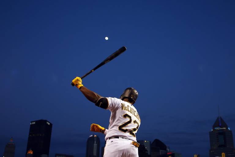 Piratas hacen oficial pacto con el veterano Andrew McCutchen