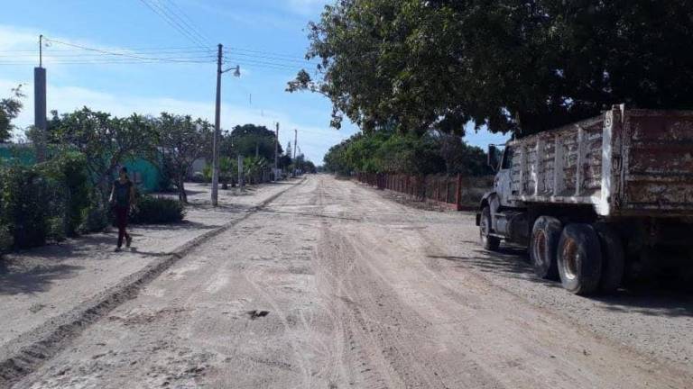 Rehabilitan calles y caminos de comunidades de La Cruz, Elota