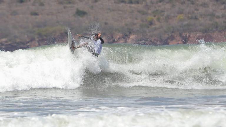 Los surfistas demostraron sus mejores trucos sobre las olas mazatlecas.