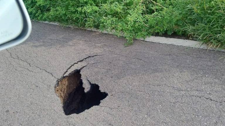 Al menos dos socavones en carreteras de Rosario aparecieron tras las lluvias provocadas por la tormenta tropical Raymond.