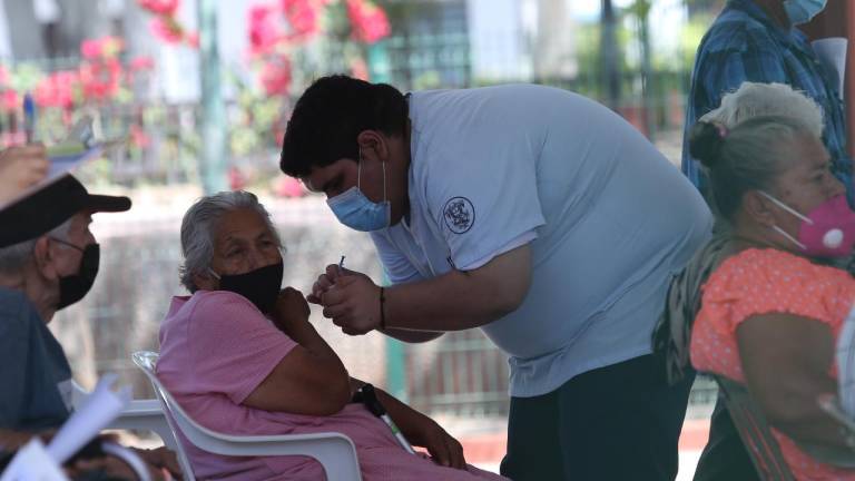 Inicia vacunación a adultos mayores de 60 años en Villa Unión