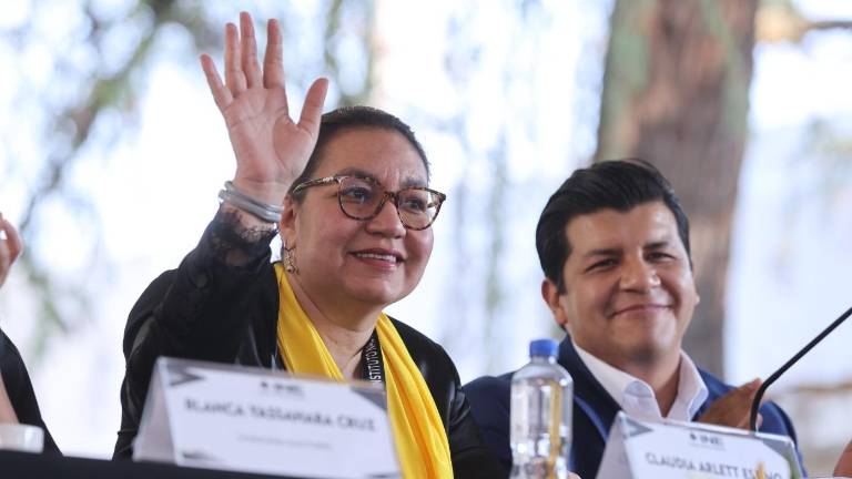 Víctor Hugo Carvente Contreras, titular del Órgano Interno de Control del INE junto a la secretaria ejecutiva, Claudia Arlett Espino.