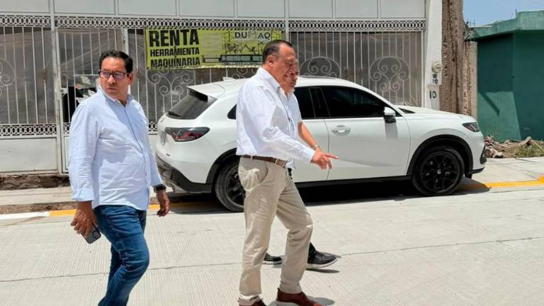 El Alcalde Antonio Menéndez recorrió la calle Ramón Valdez para verificar la conclusión de los trabajos de pavimentación y mejoramiento urbano.