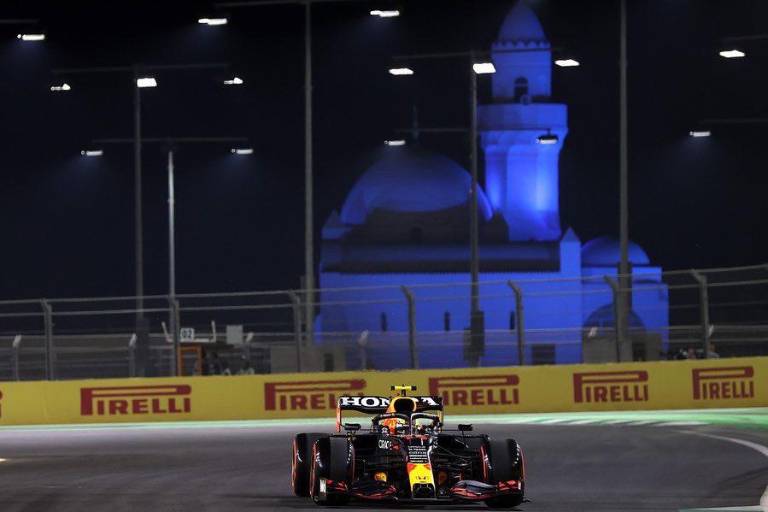 Checo Pérez saldrá quinto en GP de Arabia Saudita; Hamilton se lleva la pole