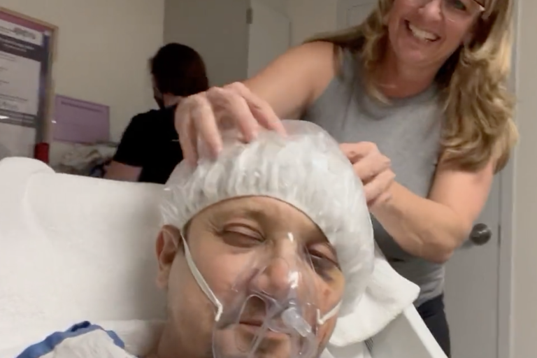 ‘Gracias a todos por su amor’ expresa Jeremy Renner desde el hospital