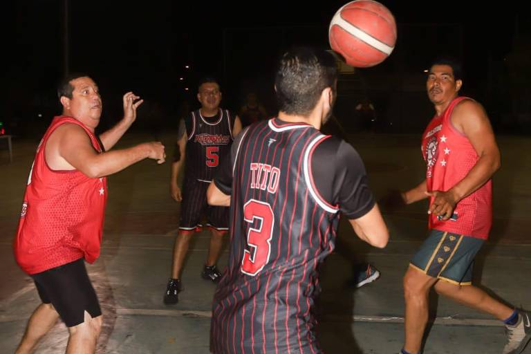 Manijas Team sale avante de compromiso en Baloncesto Veteranos