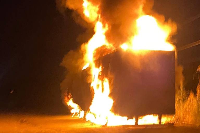 Incendio en tráiler provoca cierre de la autopista Durango-Mazatlán