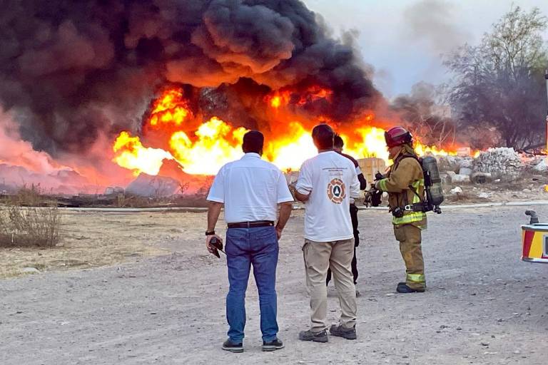 Se incendia un lote baldío del fraccionamiento Santa Rocío, en Culiacán