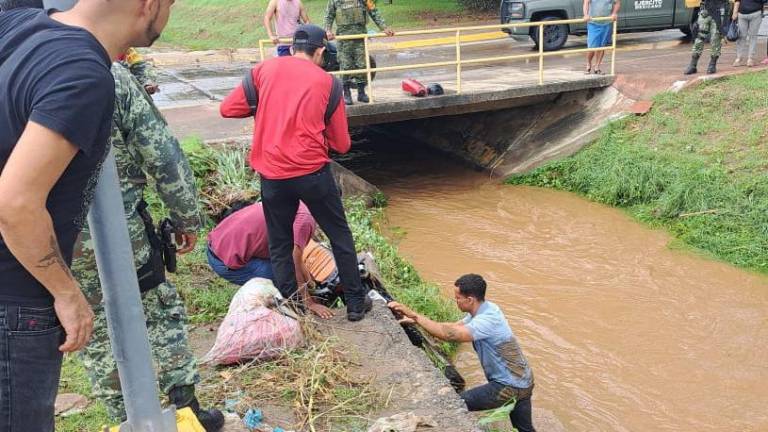 Reportan a motociclista desaparecido tras caer a canal pluvial en Mazatlán
