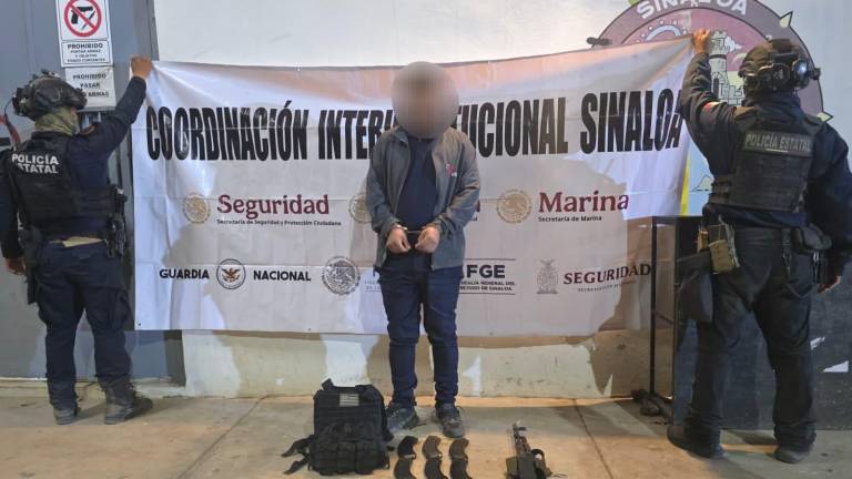 El detenido y el armamento asegurado quedaron a disposición de las autoridades federales.