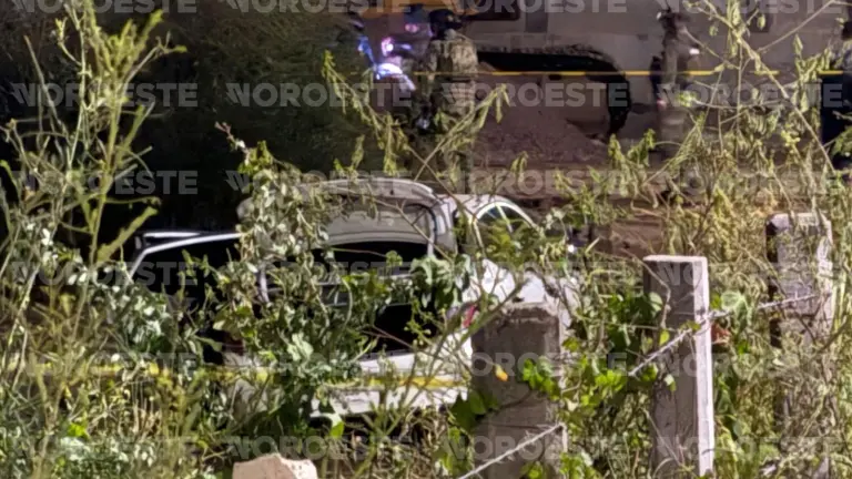 Autoridades aseguraron el vehículo en el que un hombre y una mujer transportaban un cadáver en Mazatlán.