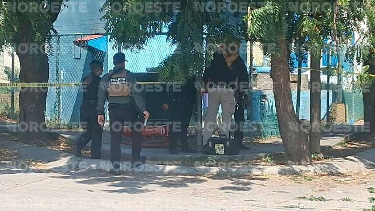 Policías municipales resguardaron la zona donde fue localizado el cuerpo en Pradera Dorada III, en Mazatlán.