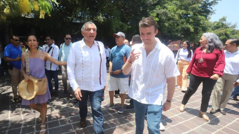 Adán Augusto López Hernández, aspirante de Morena, encabezó un evento el lunes en la Plazuela República, lo que generó algunas quejas al respecto.