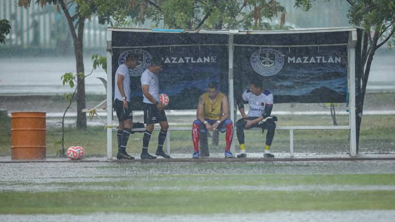 La lluvia de plano no dejó se disputaran los partidos.