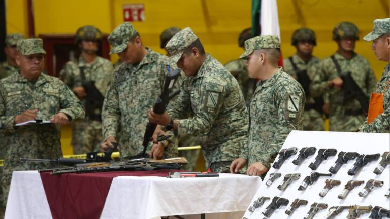 Elementos del Ejército Mexicano destruyen en Culiacán armas que han sido canjeadas.