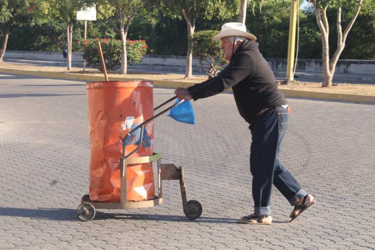 Ernesto ‘El Polacas’, 20 años dedicado a la limpieza de Rosario; la mitad de ese tiempo con su tambito