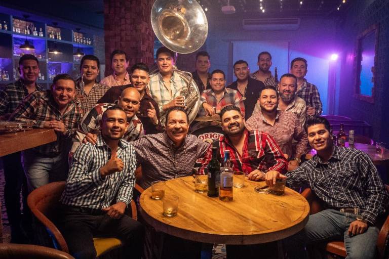 Invita a disfrutar de ‘Traguitos de licor’, junto a Julio Preciado